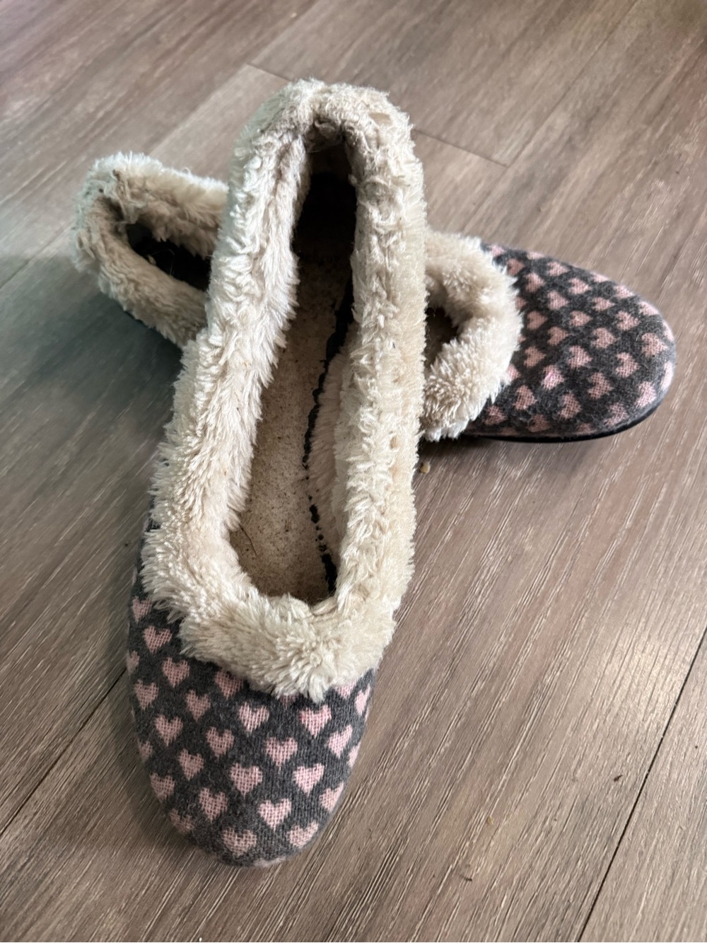 Cozy Heart-Print Slip-On Women’s Slippers in Pink and Gray